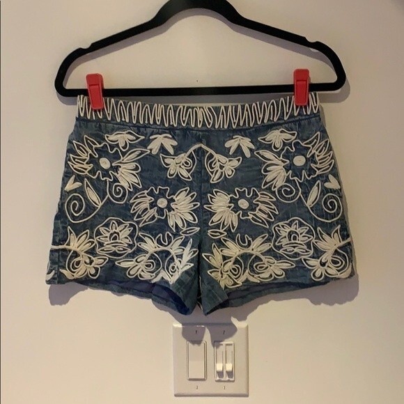 Alice & Olivia “Marisa” back zip shorts 2 - Picture 4 of 6